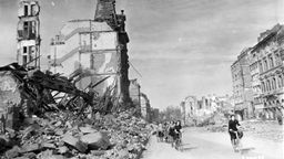 Die Ruinen einer deutschen Stadt im Jahr 1945.