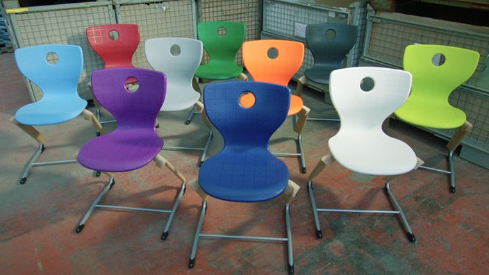 10 Stühle in verschiedenen Farben
