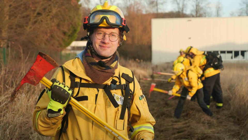 Robert trägt die besondere Schutzkleidung für die Waldbrandbekämpfung. 