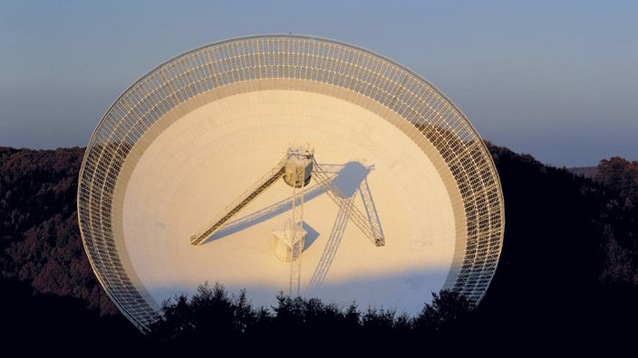 Radioteleskop Effelsberg wird von Sonne beschienen