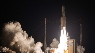 Eine Ariane 5-Rakete startet vom Weltraumbahnhof in Kourou