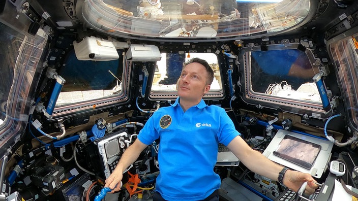 Astronaut Matthias Maurer blickt von der Kuppel der Internationalen Raumstation ISS auf die Erde.