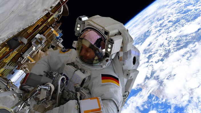 Astronaut Matthias steckt in einem weißen Raumanzug