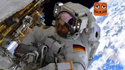 Astronaut Matthias steckt in einem weißen Raumanzug, Mauslogo