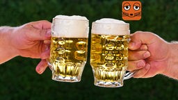 Zwei Krüge mit Bier und Bierschaum beim Anstossen