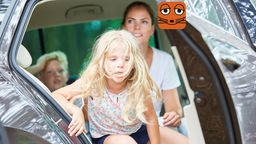 Kleines Mädchen mit Reisekrankheit beim Aussteigen aus dem Auto auf der Reise