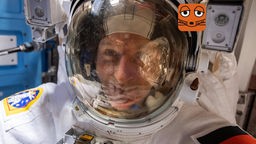 Matthias Maurer auf der ISS mit Astronautenhelm