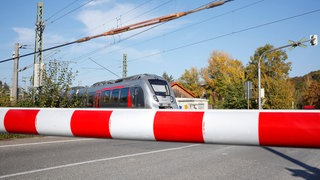 Symbolbild: geschlossene Bahnschranke