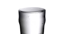 Glas, randvoll gefüllt mit Wasser