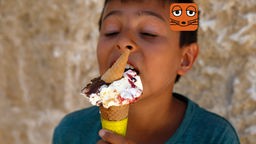 Ein Junge isst ein Eis