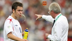 Fußballer Joe Cole (England) spuckt Wasser aus