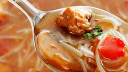 Suppenlöffel mit Nudelsuppe