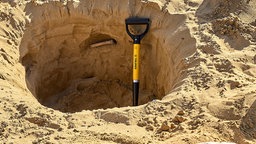 Tiefes Loch im Sand