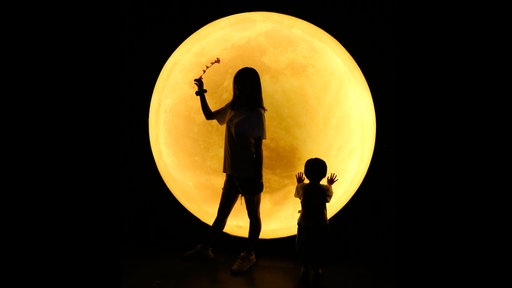Kinder vor Vollmond