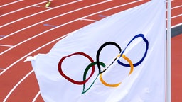 Olympische Flagge mit Olympischen Ringen im Leichtathletik-Stadion 