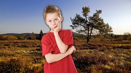 Junge vor einer Landschaft im Sauerland