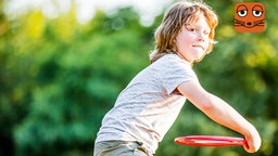 Kind wirft eine Frisbee