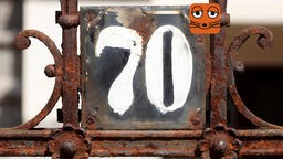 Alte Tür mit Hausnummer 70 Schild, mit Mauslogo