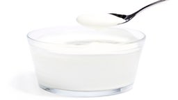 Joghurt in einer Schale mit Löffel
