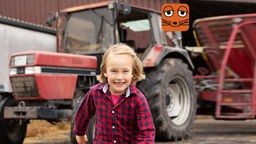 Kind vor einem Traktor