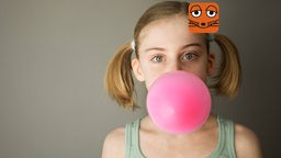 Ein Mädchen macht mit einem Kaugummi eine Blase