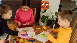 Kinder spielen mit magischem Sand / Knetsand