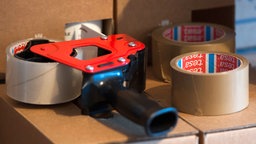 Paketband mti Abroller auf Karton