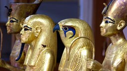 Statuen im Ägyptischen Museum, Kairo - von links: Tut-anch-Amun als König von Unterägpyten, Duamutef, Haroeris und Tut-anch-Amun als König von Oberägypten