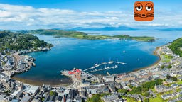 Blick von oben auf die schottische Hafenstadt Oban