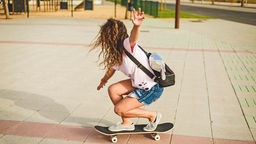 Ein Mädchen auf einem Skateboard