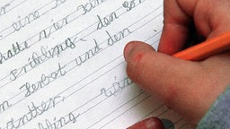 Frage des Tages - Themenbild: Kind schreibt mit Füller