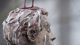 Vogelkacke auf einer Statue
