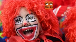 Kind feiert im Clown-Kostüm