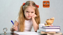 Ein blondes Mädchen mit Zöpfen sitzt an einem Schreibtisch. Den Kopf stützt sie mit der Hand. Sie guckt mürrisch und will nicht schreiben.