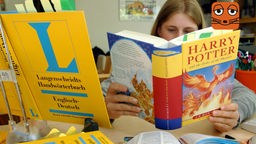 Ein Mädchen liest ein Buch auf Englisch.
