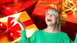 Fotomontage: Eine Frau blickt begeistert nach oben. Es sind verpackte Weihnachtsgeschenke unter dem Tannenbaum zu sehen.