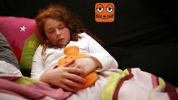 Mädchen mit Bauchschmerzen und Wärmflasche im Bett (mit Mauslogo)