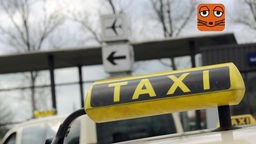 Taxi-Schild mit Hinweisschildern im Hintergrund