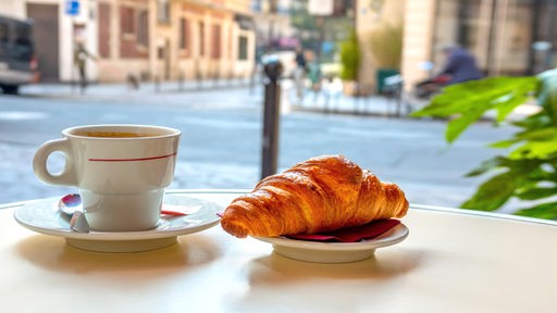 Croissant-Frühstück in Pariser Café