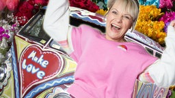 Bildmontage: Moderatorin Nina mit Blumen und Hippie-Bus