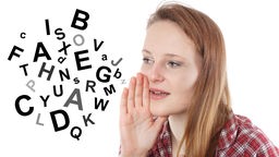 Frau spricht - daneben durcheinandergewirbelte Buchstaben