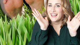 Marie vor zwei bloßen Füßen mit Löwenzahnblüte zwischen den Zehen im Gras