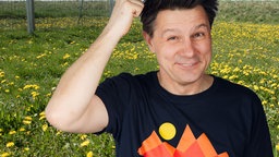 André vor einem Fußballtor