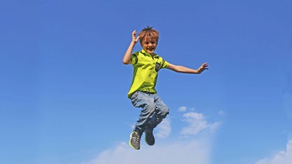 Ein Junge springt in die Luft