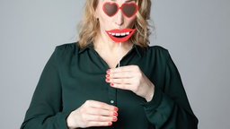 Moderatorin Marie mit Papierkrone und Papiermund