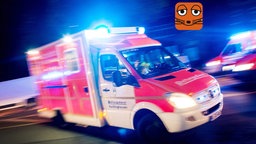 Rettungswagen mit Blaulicht bei Nacht