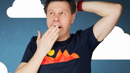 Fotomontage: Maus-Moderator André vor einem gemalten Wolkenhimmel