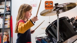 Ein Mädchen spielt Schlagzeug