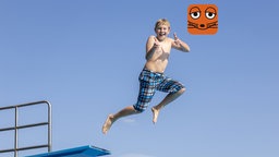 Junge springt in blauen Himmel