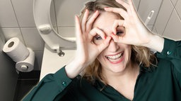 Bildmontage: Moderatorin Marie mit Toilette im Hintergrund